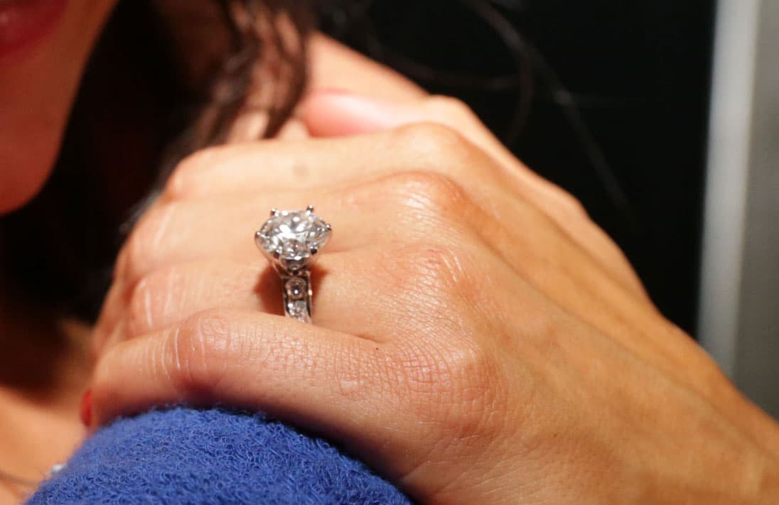 La experta le dijo a 
<b><a href="http://www.eonline.com/news/841126/here-s-how-much-nikki-bella-s-5-carat-engagement-ring-is-worth">E! News</a></b> que "el centro de la piedra es perfecto, redondo, brillante, de entre 4.5 y 5 quilates. Todos los diamantes son puestos en un marco de platino. Es un diseño clásico de Tiffany & Co, su centro debe ser un VS-1 en claridad y un D-E en color". Un anillo de esas características puede costar cerca de US$115,000.