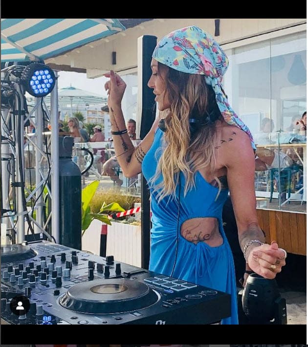 De acuerdo con la reseña de People en Español, la también presentadora tuvo 
<b>"mucho protagonismo"</b> en el evento pues hasta se puso al frente de las tornamesas para brillar como DJ. 
<br>