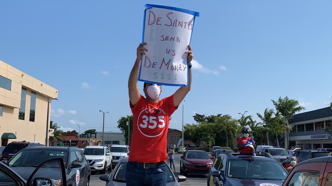 Trabajadores que pertenecen al sindicato United Here 355, recorrieron en caravana el condado Miami-Dade, para protestar por la ineficiencia en el sistema de desempleo de Florida, segun dijeron, durante la emergencia del coronavirus.