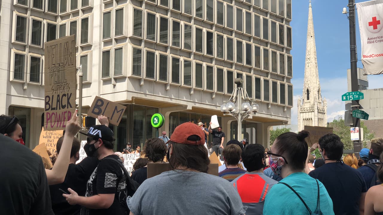 Desde el edificio de Servicios Municipales, custodiado por soldados de la Guardia Nacional y oficiales de la Policía de Filadelfia, algunos de los organizadores de la manifestación se dirigían a los presentes.