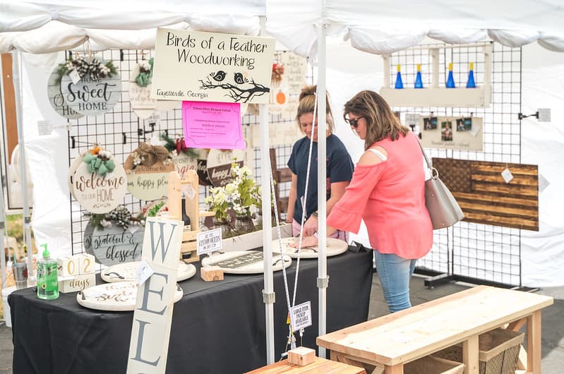 <b><a href="https://www.conyersga.com/government/olde-town-conyers/events-and-attractions/taste-of-spring">Taste of Spring Festival (7 de mayo)</a></b>: Evento con artesanías, entretenimiento en vivo y vendedores de comida.