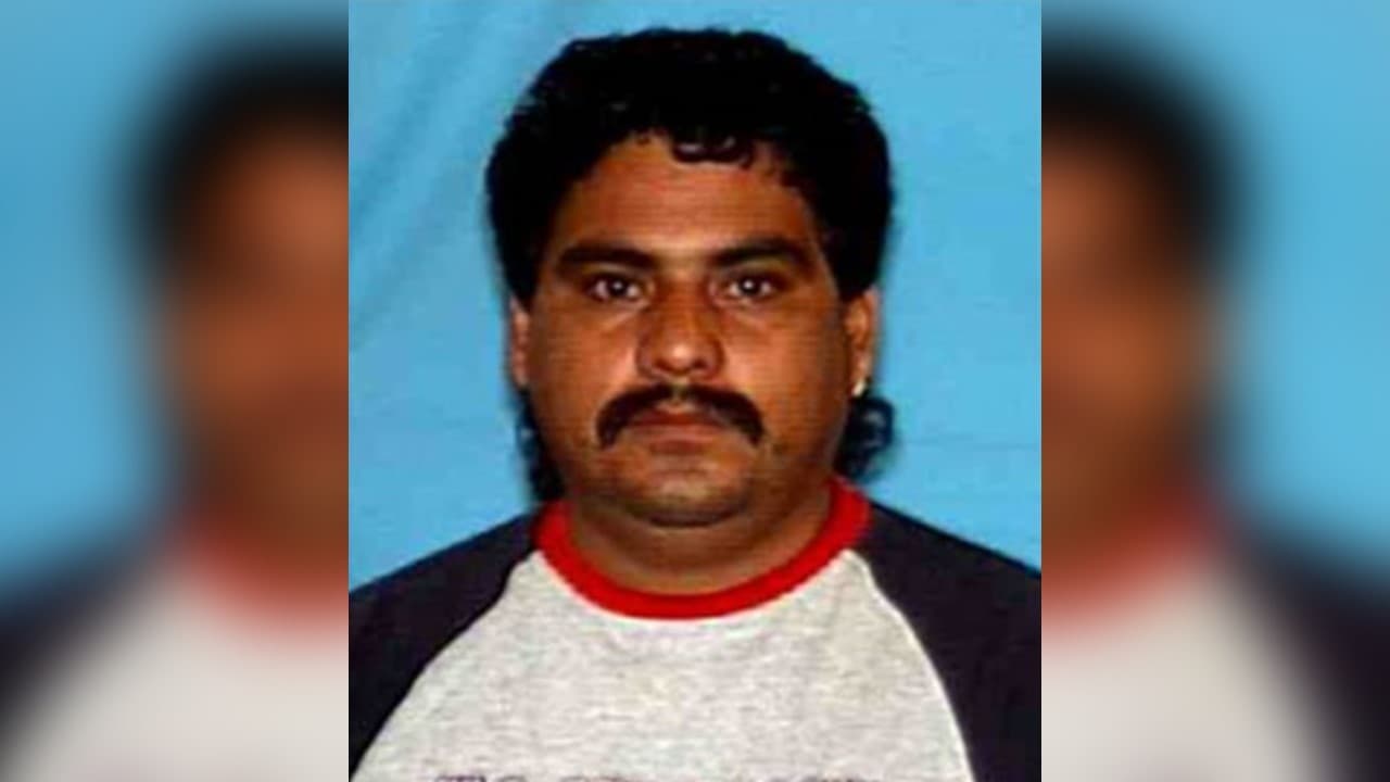 Policía busca a hombre por agresión sexual e indecencia con un menor