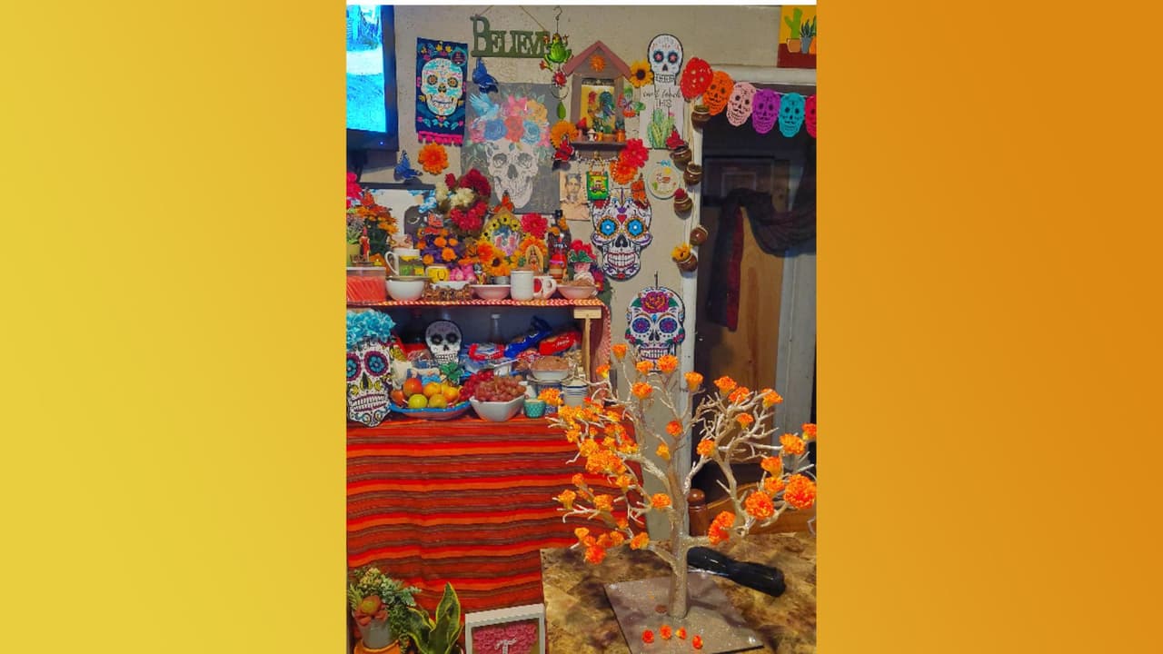 Ivonne Hurtado nos envió su altar de muertos por nuestra aplicación Repórtalo. Ella lo decoró con decenas de calaveras.