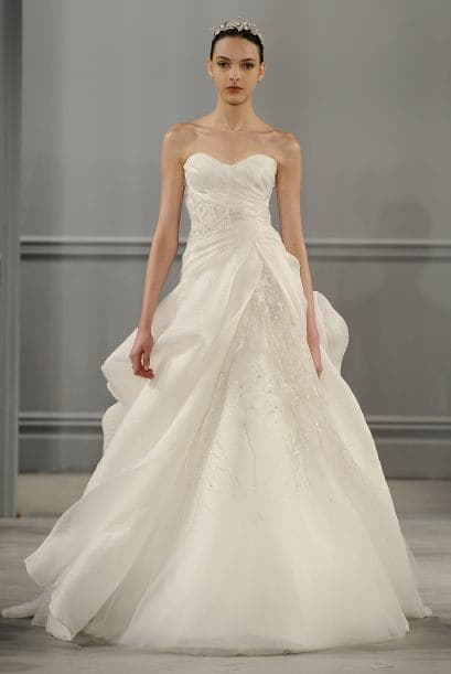 Lo más conveniente sería elegir un modelo con talle ajustado hasta la cadera y con falda drapeada de la cadera hacia abajo.