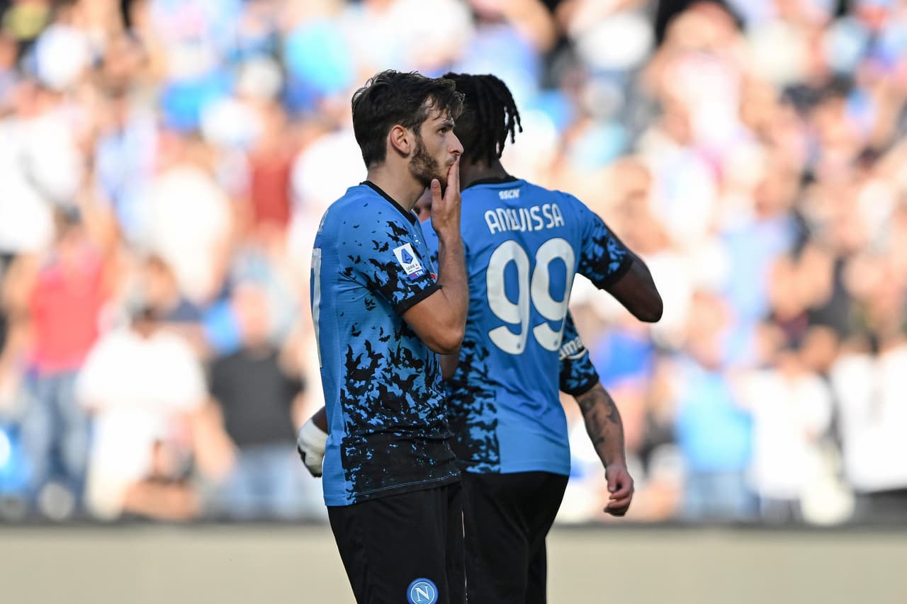 En Napoli por el momento hay besos para todos, pues pintan como candidatos al titulo.