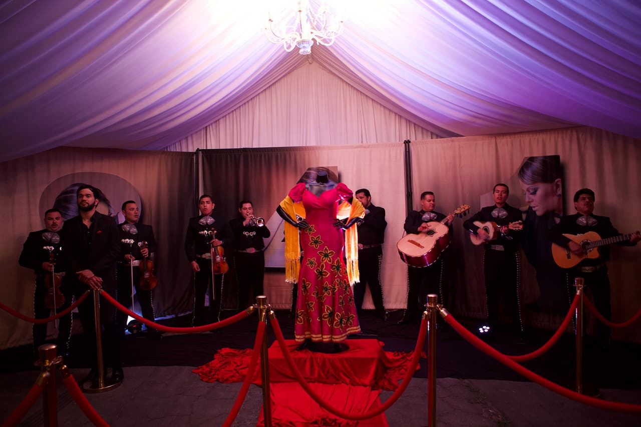 Los invitados también pudieron ver uno de los vestidos que se lograron recuperar de la zona donde se accidentó la cantante.