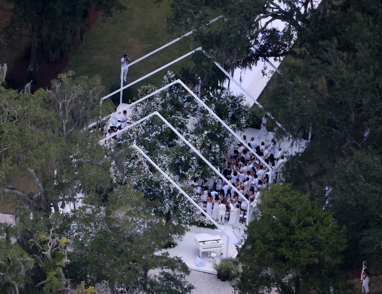 Los invitados disfrutaron de cupcakes con cerezas encima, pero la elegante pieza central en esta locación fue un pastel de cuatro niveles, glaseado en crema y oro.
<br>