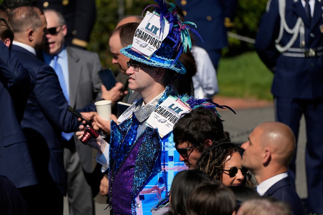 Un miembro del público llegó con un vestido llamativo y estuvo frente a la recepción del presidente Donald Trump al equipo de fútbol americano de la NFL, los Philadelphia Eagles.
