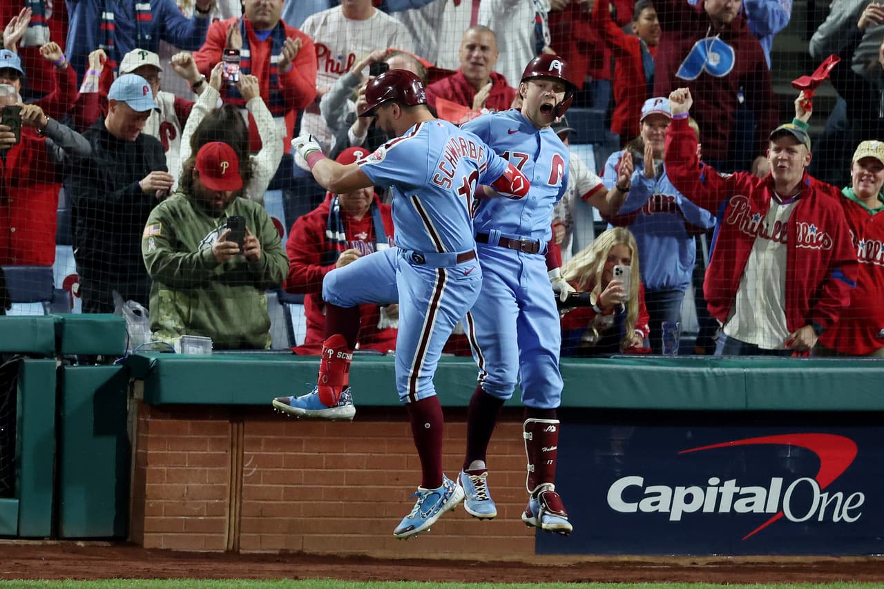 Schwarber celebra su jonrón con su compañero de equipo Rhys Hoskins #17 durante la primera entrada contra los Astros de Houston.