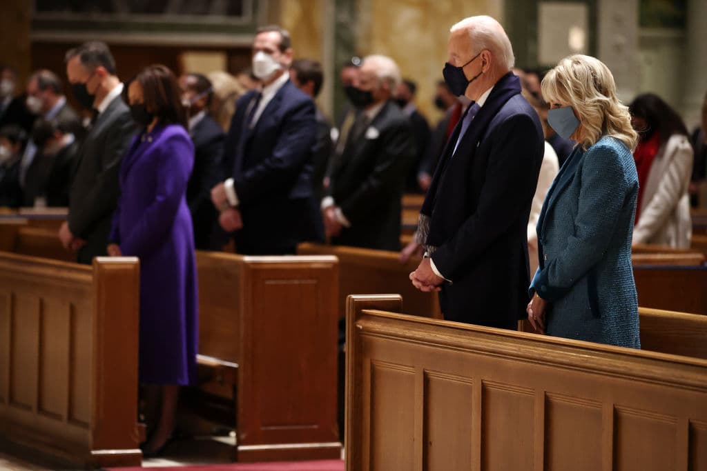 El presidente electo Joe Biden junto a su esposa Jill y la vicepresidenta electa Kamala Harris, junto a su esposo, en la misa de la catedral San Mateo Apóstol, de Washington, antes de jurar como los nuevos líderes del país.
