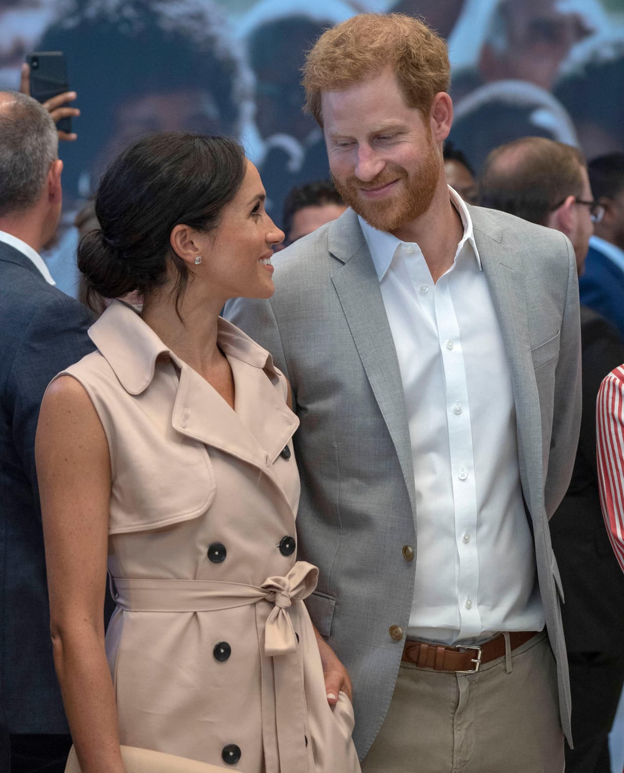 "Porque si estás aquí en Sudáfrica, en tu hogar en el Reino Unido, los Estados Unidos o en todo el mundo, en realidad
<b><a href="https://www.univision.com/famosos/meghan-markle-comparte-fotos-nunca-antes-vistas-de-su-embarazo-en-una-labor-para-empoderar-a-mujeres-con-sus-looks-fotos" target="_blank">tienes el poder dentro de ti</a></b> para cambiar las cosas, y eso comienza con la forma en que te conectas con los demás", dijo.
<br>