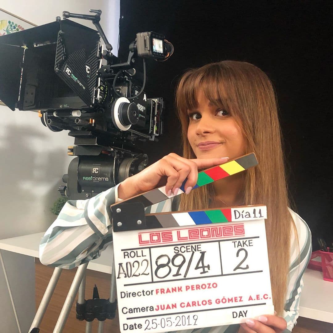 Este año, la conductora dominicana 
<b><a href="https://www.univision.com/shows/el-gordo-y-la-flaca/clarissa-molina-confiesa-que-ozuna-tendra-muchos-motivos-para-sentir-celos-habra-muchos-confrontamientos-video">volvió a los sets</a></b> de grabación para la segunda parte de la cinta ‘Qué león’, que protagoniza nuevamente con Ozuna. Además, comparte pantalla con actores de la talla de Geraldine Bazán y Reynaldo Pacheco.