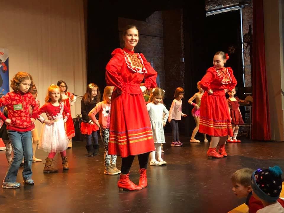 <b><a href="http://thehalle.org/1097/Triangle-Russian-Festival" target="_blank">Triangle Russian Festival (12 de febrero)</a></b>: Este festival de todo el día incluye juegos, bailes y talleres folclóricos rusos y georgianos para niños y adultos. La comida tradicional rusa y los postres como Shashlik, Olivie y Blini estarán disponibles durante todo el día y habrá muchos vendedores.