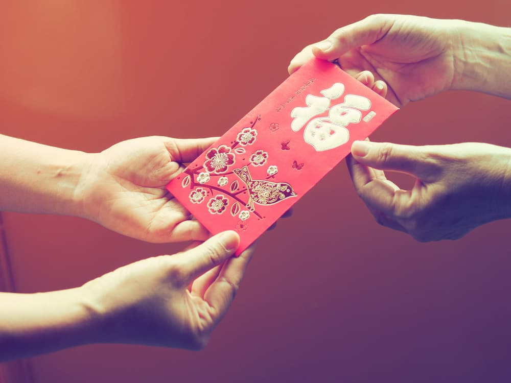 Una tradición muy bonita es que se suelen regalar sobres rojos con algo de dinero. Estos sobres pueden tener lindas leyendas sobre los buenos deseos que se dan durante el Año Nuevo y contener una cantidad simbólica de dinero que NO se debe gastar.