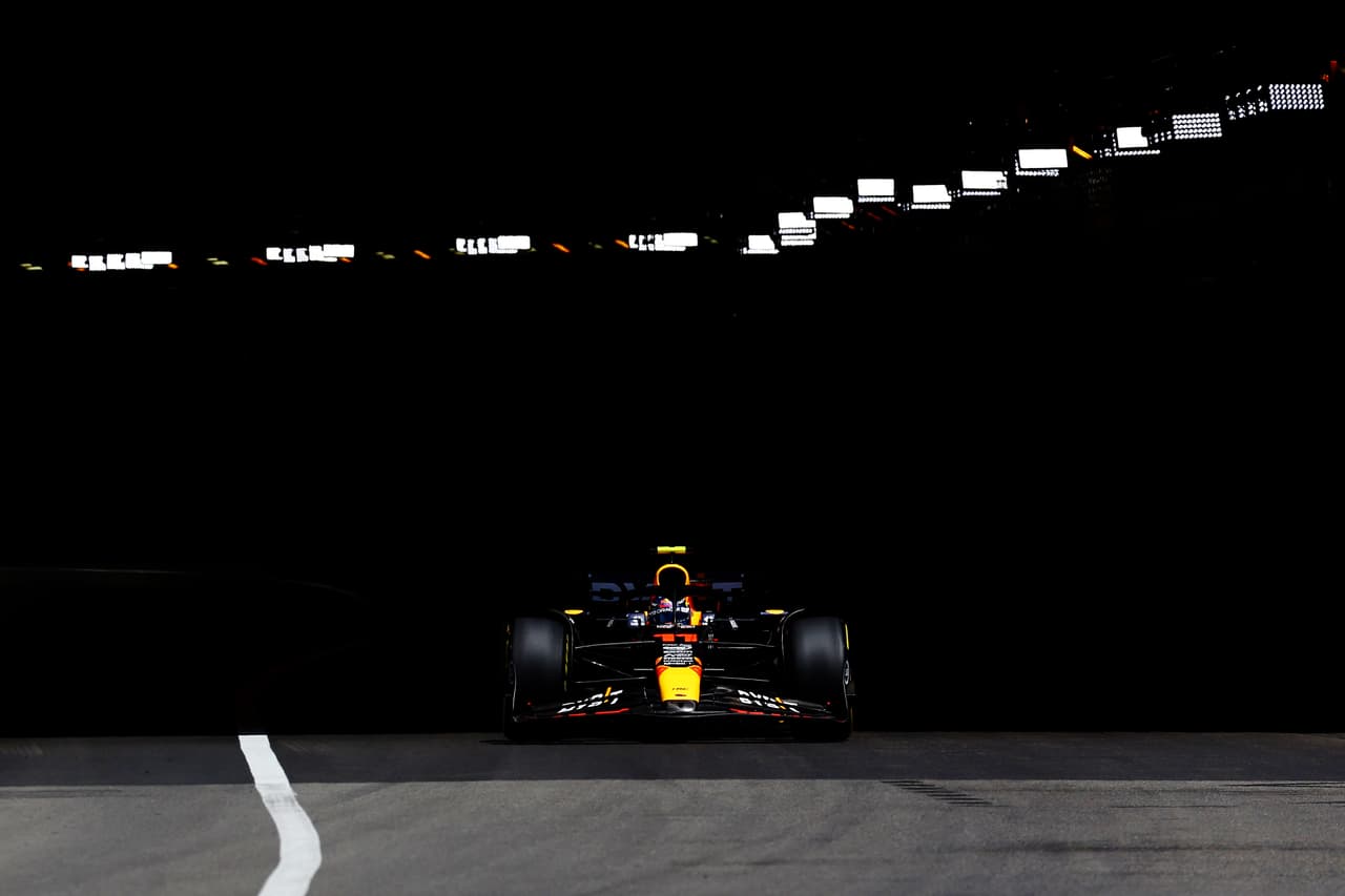 Checo Pérez lejos de lucir en Mónaco y Verstappen es el más rápido