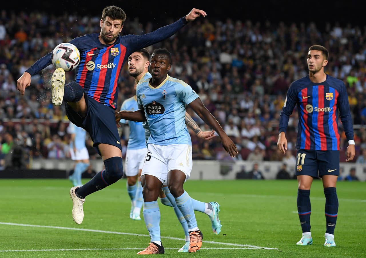 Piqué no la pasó bien con la presión del Celta que buscaba el empate.