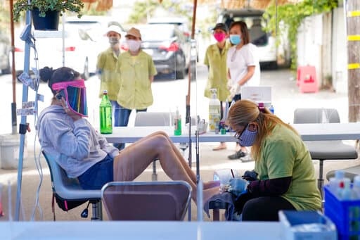 Ahora en California los populares tratamientos de pedicura y manicura se realizan al aire libre, con mascarillas, pantallas laminadas que separan a clientes de manicuristas y hasta con limitaciones de clientes por día.