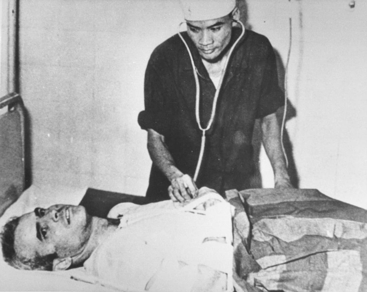 Noviembre, 1967. Otra imagen de McCain en Vietnam, esta vez siendo examinado.