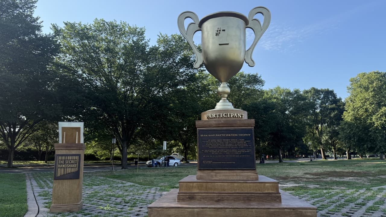 Enorme trofeo a Trump por participar en la guerra con Irán aparece en el National Mall