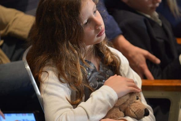 Durante el homenaje se vio a niños abrazando ositos de peluche que les había dado la Cruz Roja al entrar en el evento.