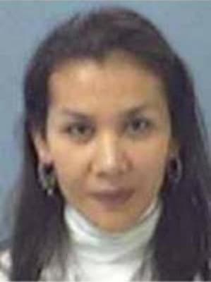 <h3 class="cms-H3-H3">Elfarida Damanik </h3>
<br>
<br>La agencia cree que esta mujer de 45 años, oriunda de Indonesia, salió a principios de 2005 de Ohio con su hija de dos años, Bianca Damanik para viajar a su país de origen, tan solo tres semanas después de que un tribunal le había otorgado al padre de Bianca la custodia de la menor. 
<br>
<br>El Condado de Summit, Ohio emitió una orden de detención local por interferencia en la custodia y en mayo de 2005 se estableció una orden de arresto federal contra Damanik, quien ahora 
<a href="https://www.fbi.gov/wanted/parental-kidnappings/elfarida-damanik" target="_blank">está acusada de secuestro parental internacional. </a>
<br>