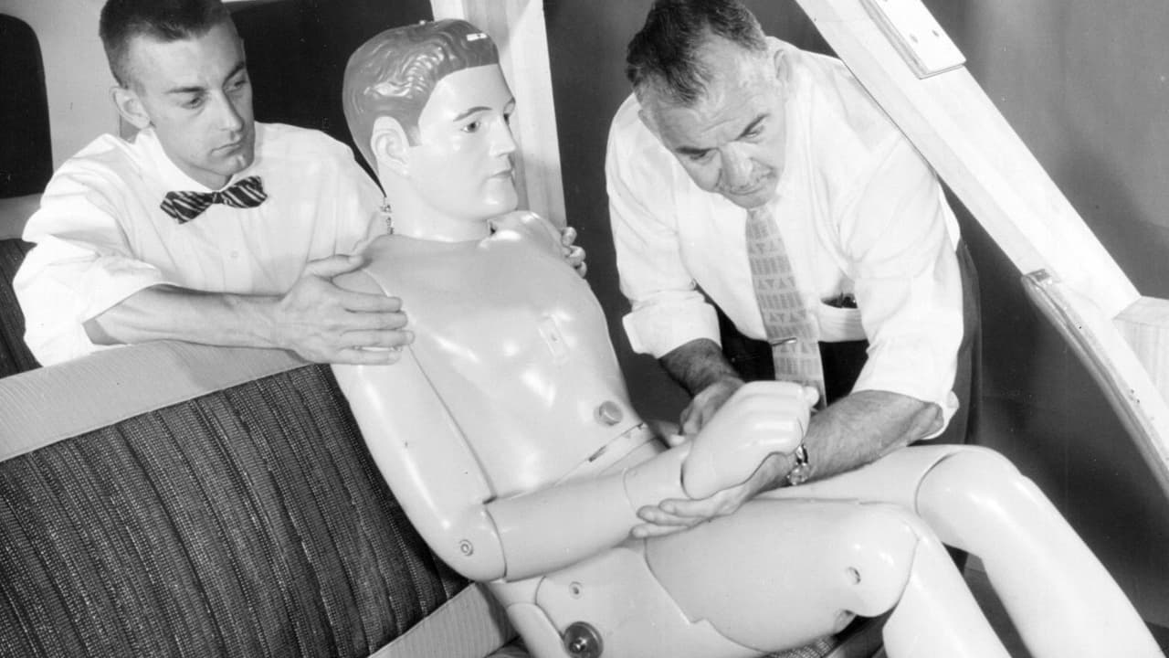 <h3 class="cms-h3-H3"><b>Maniquíes tenebrosos.</b></h3>
<br>
<br>Aún después de la invención de los maniquíes para pruebas de choque los fabricantes utilizaban
<b> cadáveres humanos </b>para evaluar el daño que los choques producían en el cuerpo humano y estudiar como mejorar los diseños para causar el menor daño posible. Los primeros maniquíes era crudos y ofrecían poca información por lo que los cadaveres ofrecían información más realista. Los cadaveres sin embargo solo podían ser usados una vez y sus diferentes tamaños y pesos hacían muy divifil hacer pruebas repetitivas para confirmación. 
<br>
<br>Hasta los años 60 los fabricantes nunca le dieron mucha importancia al tema de la seguridad, pero a partir de la promulgación de la Ley de Seguridad Automotris de 1966, se vieron obligados legalmente a incrementar la seguridad de sus vehículos y en 1966 se comenzó a utilizar el primer maniquí diseñado específicamente para prubas de choque. Los maniquíes de hoy en día son sofisticados aparatos equipados ocn sensores que dan una lectura exacta de las dinámicas que ocurren en un accidente automotriz.