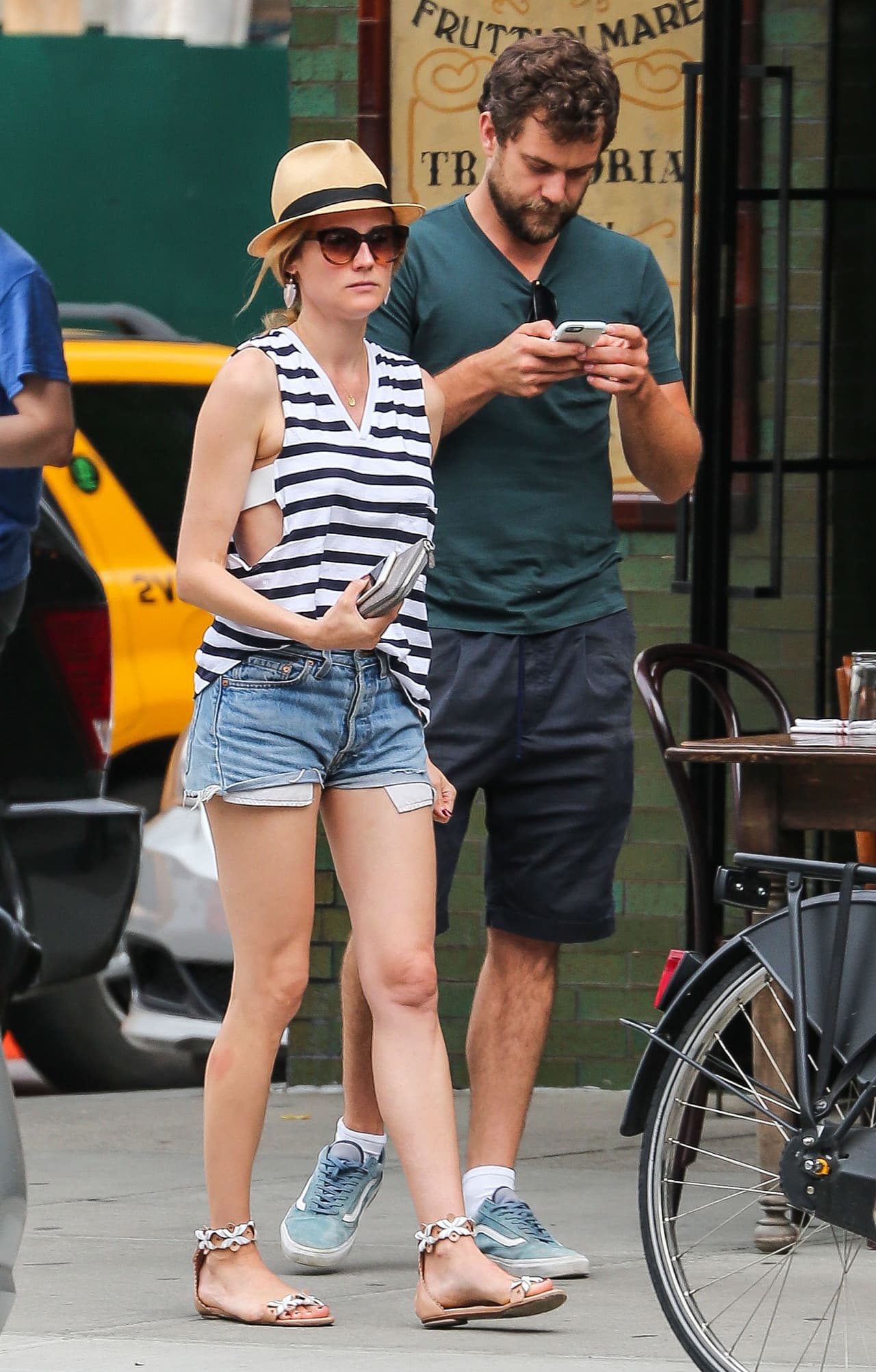 Esta pareja aparte de lucir muy enamorada lucieron de diez, se trata de Diane Kruger y Joshua Jackson quienes se encontraban disfrutando de un paseo muy cómodos. Ella con shorts, siguiendo la tendencia de rayas, sandalias y sombrero; muy ´ad hoc´ con el verano. Mientras que Joshua en bermudas y pleyera no se ve nada mal.