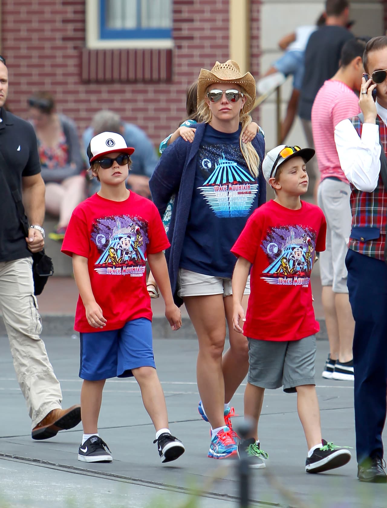 Aunque sabemos que para ir a un parque de diversiones hay que ir de lo más cómoda, no es pretexto para Britney Spears haya lucido así. Una playera totalmente out y para terminar un sombrero que no tiene nada que ver. Lució fatal.