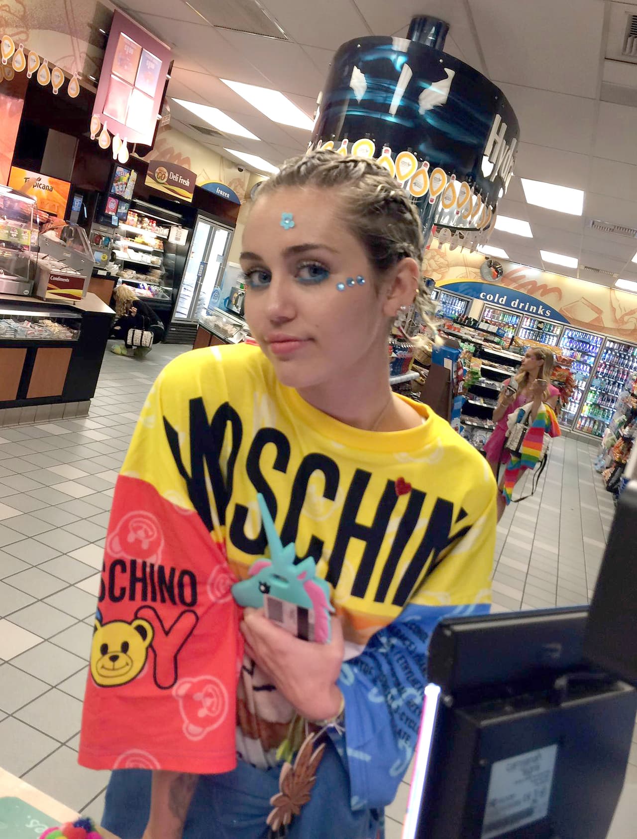 Miley Cyrus salió a la calle con sus excéntricos looks que la caracterizan y esta semana está entre las peores de la semana. Una blusa over side la hizo lucir fatal y para colmo cerro con su maquillaje. No sabemos qué está pensando.