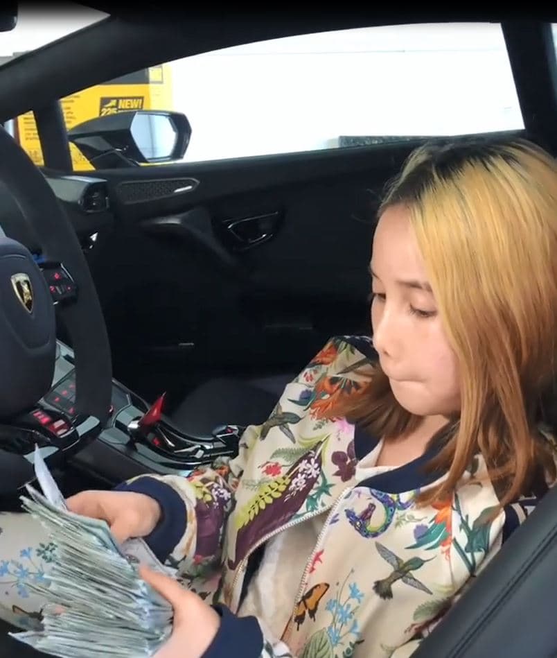 Para aquellos que se preguntan quién permite todo esto, informamos que la culpable de hacer virales los videos de Lil Tay es su madre, una exvendedora de bienes raíces, quien encontró en la personalidad de su hija un buen negocio.