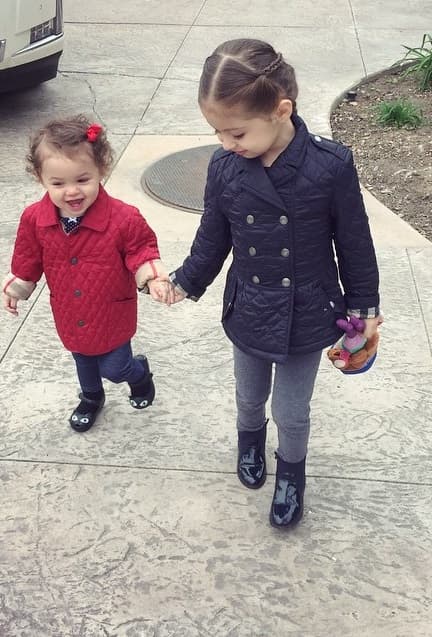 Las hijas de Larry heredaron el buen gusto y para muestra mira esta foto, las pequeñitas se ven hermosas.