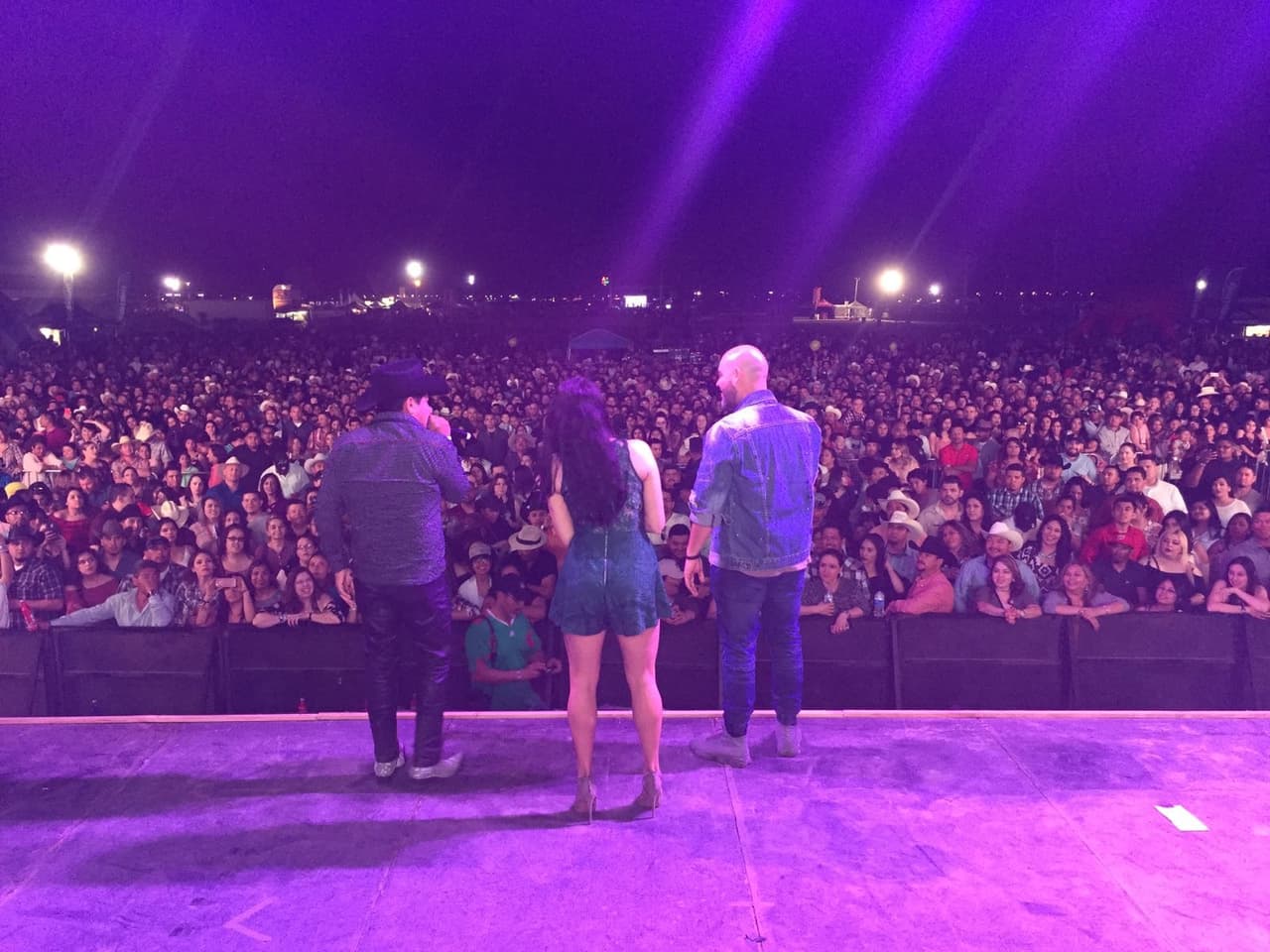 Con un lleno total, los locutores compartieron con sus oyentes en Fresno.