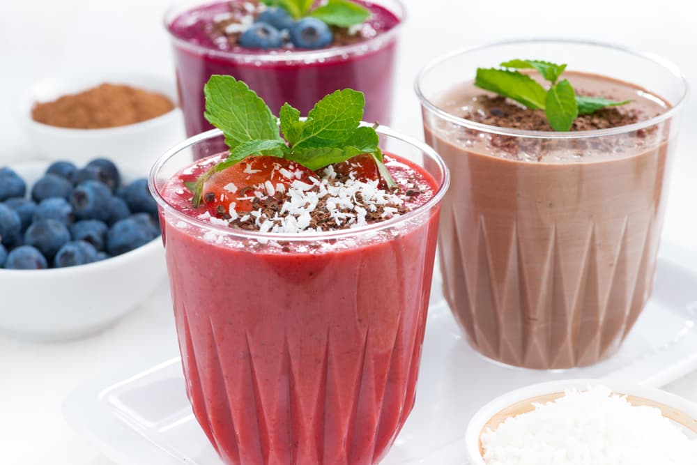 Por otro lado, antes se les llamaba smoothie a la mezcla de jugos de frutas y hielo que se mezclaban hasta obtener una mezcla fría y similar al frappé, pero más fluida.