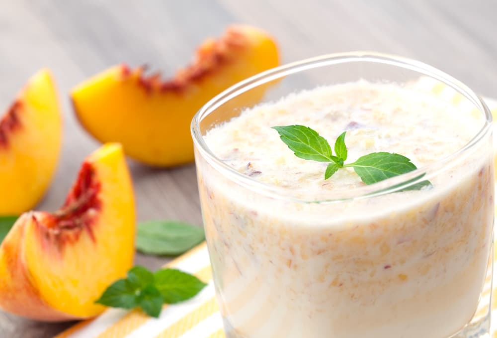 Batido de melocotón y limón. Para este batido necesitas melocotones, limones, leche descremada y azúcar. Comienza la preparación pelando los melocotones, quita los huesos y corta en trozos.