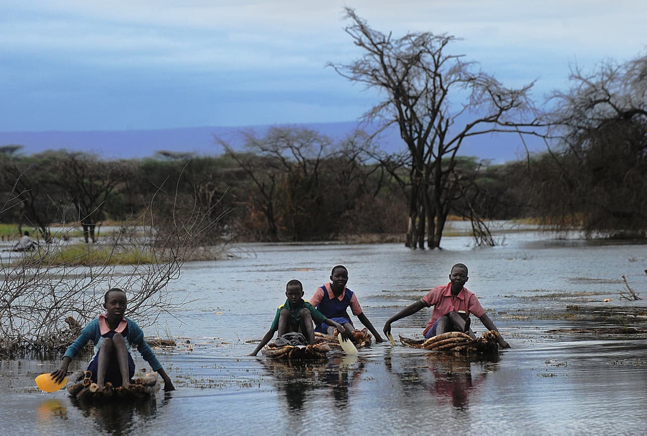 <b>Kenia. </b>Alumnos de una escuela primaria navegan por un pantano con balsas de caña para asistir a clases en la aldea de Chesesoi, a orillas del lago Baringo. 14 de marzo de 2014