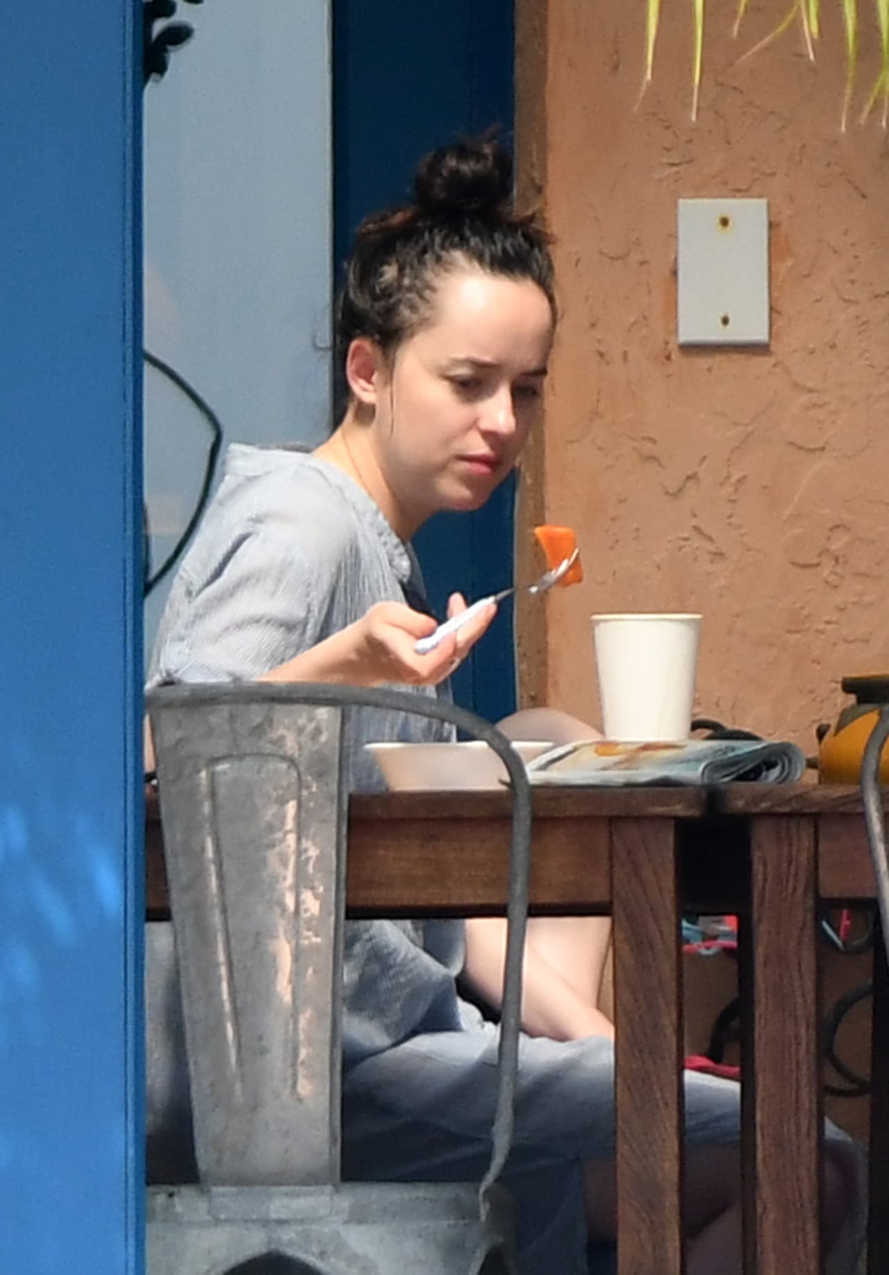 Dakota Johnson, protagonista de 'Fifty Shades of Grey' presumió cuerpazo en dos lindos bikinis mientras vacacionaba en Miami, Florida, con unos amigos.