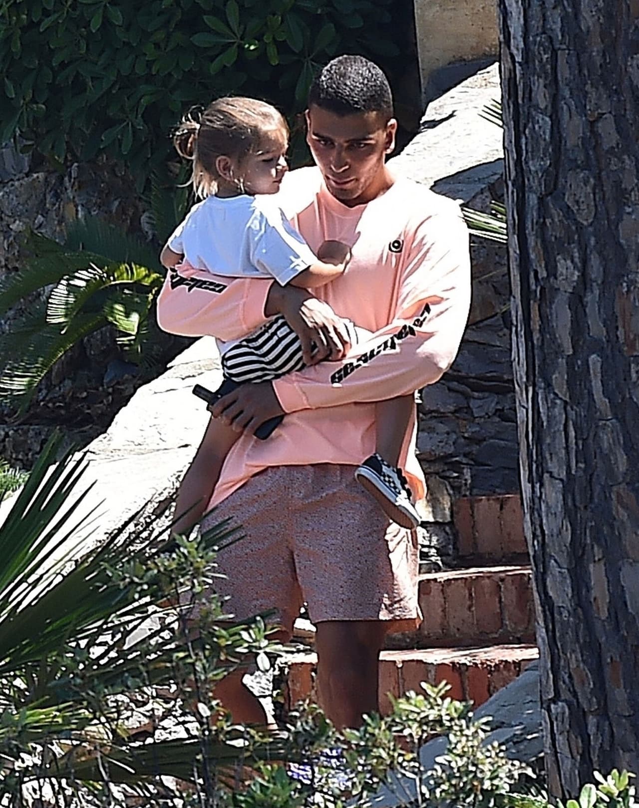 El mismo portal publicó que, incluso cuando los hijos de Kourtney y Scott Disick están lejos del empresario, ellos no dejan de hablar de Sofía Richie, algo que entristece mucho a Younes.