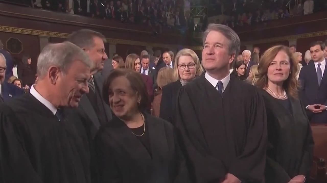 Cuatro de nueve jueces de la Suprema Corte presentes en el Estado de la Unión
