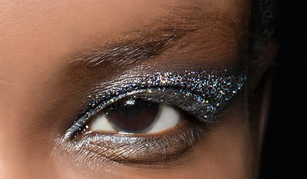 La propuesta de maquillaje que vimos en el desfile de 
<a href="http://us.charlotteolympia.com/">Charlotte Olympia</a> en Londres, se inspira en el glam de la década de los sesentas y de los setentas. La creadora del maquillaje fue 
<a href="https://www.instagram.com/thevalgarland/">Val Garland</a>. Si quieres lograr este acabado brillante plateado te recomendamos que apliques el Glitter de MAC.