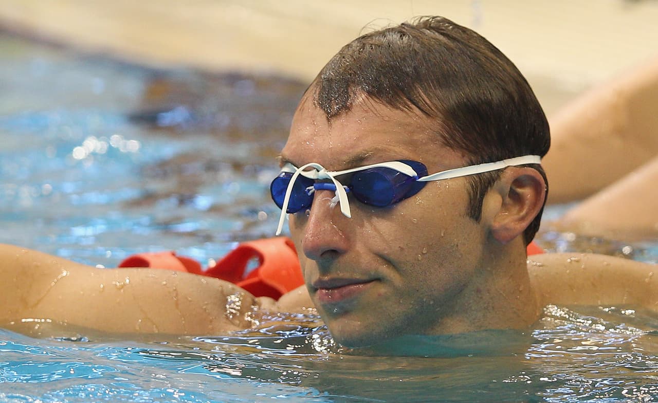 El nadador australiano Ian Thorpe ganó cinco medallas de oro en Juegos Olímpicos y fue la primera persona en colgarse seis oros en Campeonatos Mundiales. Se retiró a los 24 años y tras problemas de depresión confesó su homosexualidad.