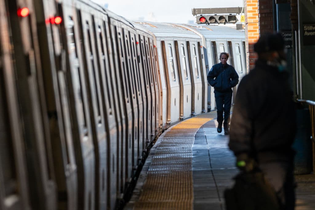 Hallan a dos adolescentes muertas en el metro de NY en posible caso de 'subway surfing'