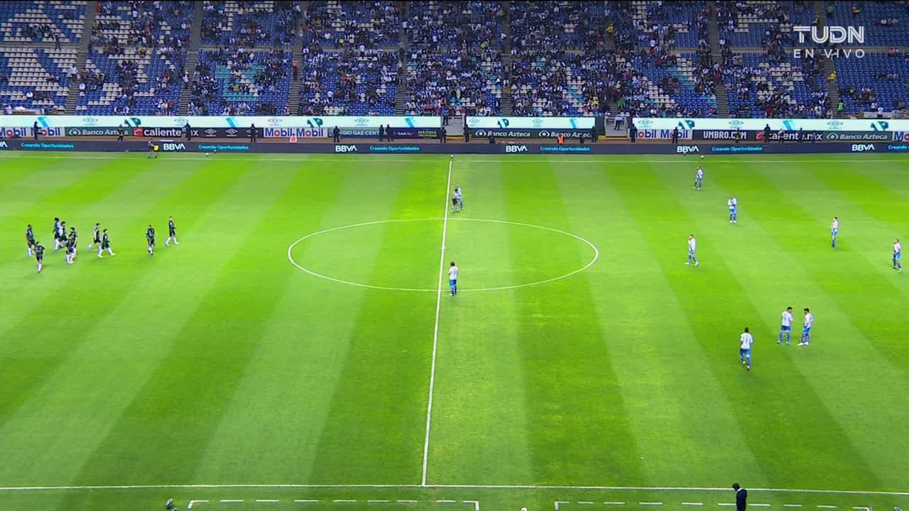 Arranca el partido y la pelota está en juego.