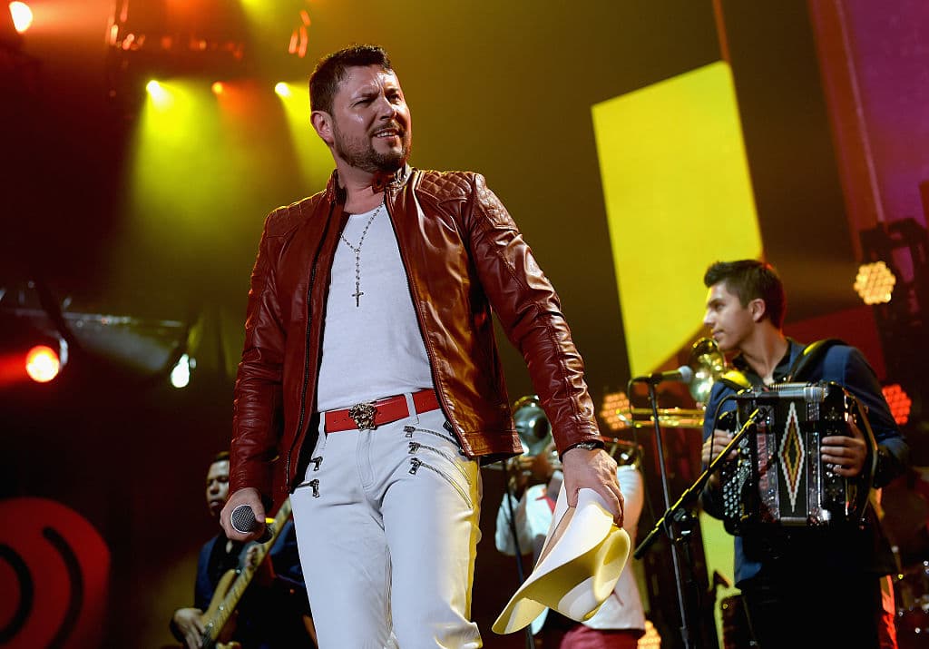 El 2017 empezó de una manera difícil para 
<a href="http://www.univision.com/entretenimiento/madre-acompana-a-su-hija-a-denunciar-a-roberto-tapia-alegan-que-tuvo-sexo-con-una-menor ">Roberto Tapia que fue acusado por supuestamente mantener relaciones sexuales con una menor</a> e inmediatamente se dijo que su canción titulada ‘Las edades’ podría incriminarlo.