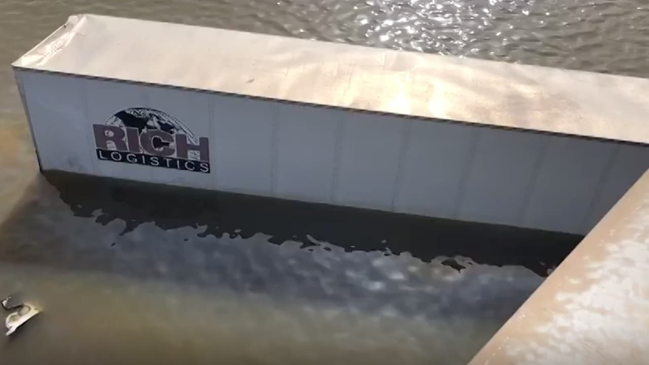 La semana pasada 
<a href="https://www.univision.com/local/houston-kxln/buscan-al-conductor-de-un-camion-de-carga-que-cayo-al-rio-san-jacinto-tras-un-choque-en-la-i-10-east">otro conductor perdió la vida</a> en un accidente similar en la autopista I-10 East, a la altura de la calle Crosby-Lynchburg. El hecho ocurrió cuando el camión cayó desde un puente a las aguas del río San Jacinto. Las autoridades no lograron rescatarlo hasta dos días después. El hombre fue identificado como Steve Martínez, residente de San Antonio, Texas.