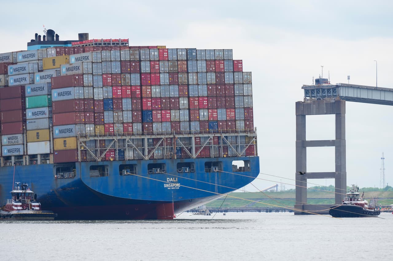 Al avance de las investigaciones, la ciudad de Baltimore asegura que 
<b><a href="https://www.univision.com/local/washington-dc-wfdc/carguero-dali-no-estaba-condiciones-navegar-puente-francis-scott-key-baltimore" target="_blank">el carguero Dali no estaba en condiciones de navegar</a></b> cuando zarpó ese 26 de marzo.