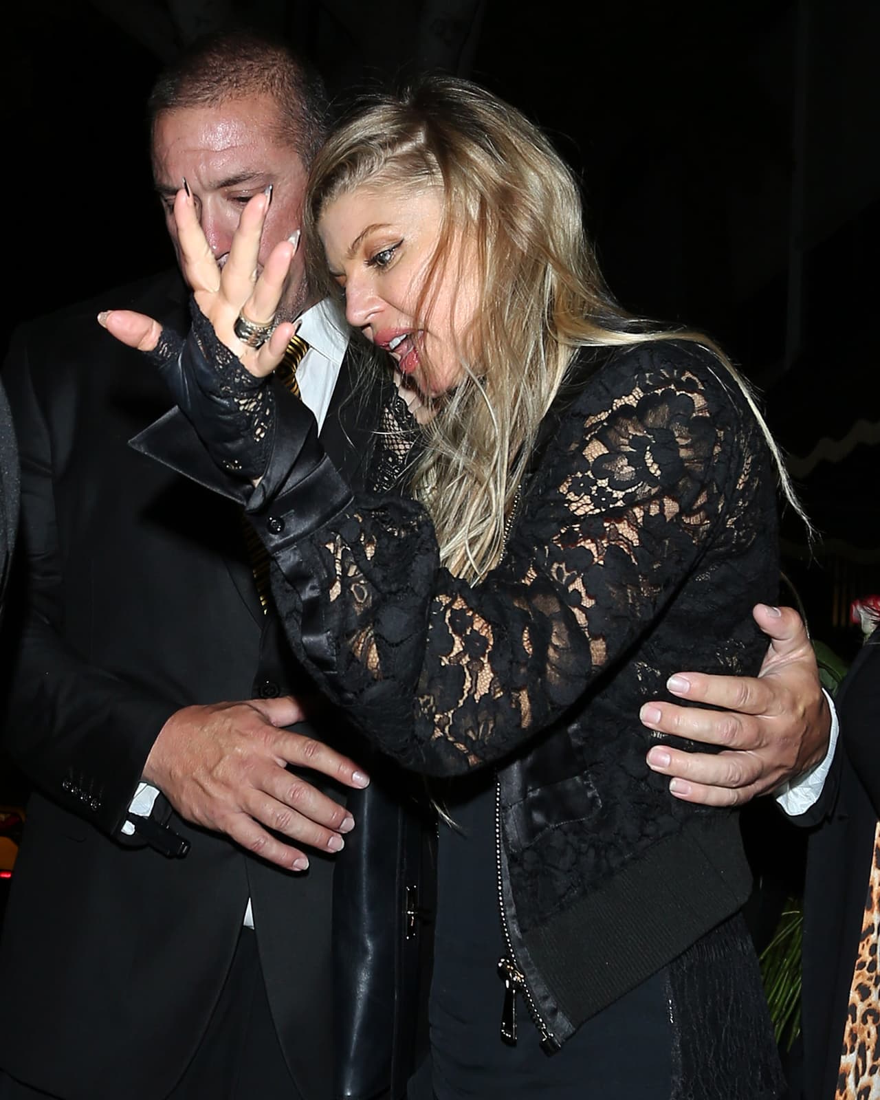 Ante la presencia de los paparazzi, la cantante quiso esconderse... pero no le funcionó.