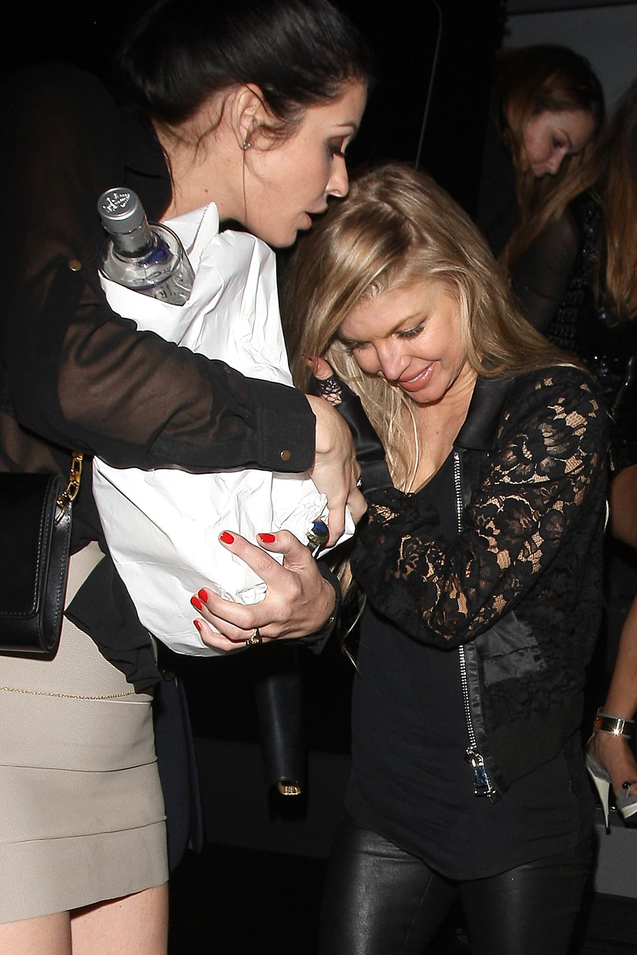 Entre las amigas y Fergie ¡estaban cuidando la botella!