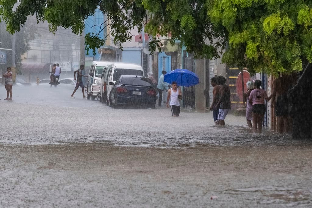 La tormenta Franklin atraviesa República Dominicana y amenaza con peligrosos aludes e inundaciones