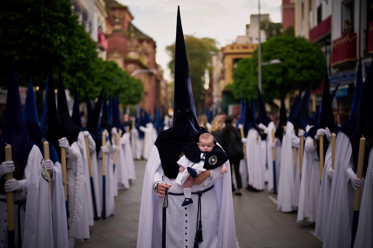 Un penitente sostiene a su hijo de seis meses durante una procesión de Semana Santa en Sevilla, España.
<br>
<br>Este año,
<b>la coincidencia de fecha ha sido vista por algunos como una oportunidad para promover la unidad entre las iglesias cristianas. </b>El
<b>Papa Francisco ha aprovechado la ocasión para renovar su llamado a establecer una fecha común para la Pascua, evocando el espíritu del Concilio de Nicea, que hace 1,700 años </b>reunió a líderes cristianos para resolver disputas fundamentales sobre la fe.