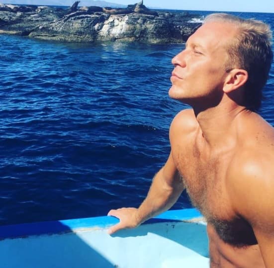 "
<b><a href="https://www.univision.com/shows/reto-4-elementos/bronceados-cambios-de-look-y-libras-de-mas-asi-han-cambiado-los-concursantes-de-reto-4-elementos-fotos" target="_blank">Si se filtra, se van a enamorar</a></b>, no tengo nada qué esconder, al contrario. Nunca he hecho un video. ¿Para qué? Luego me asusto al ver ahí", bromeó en la charla.